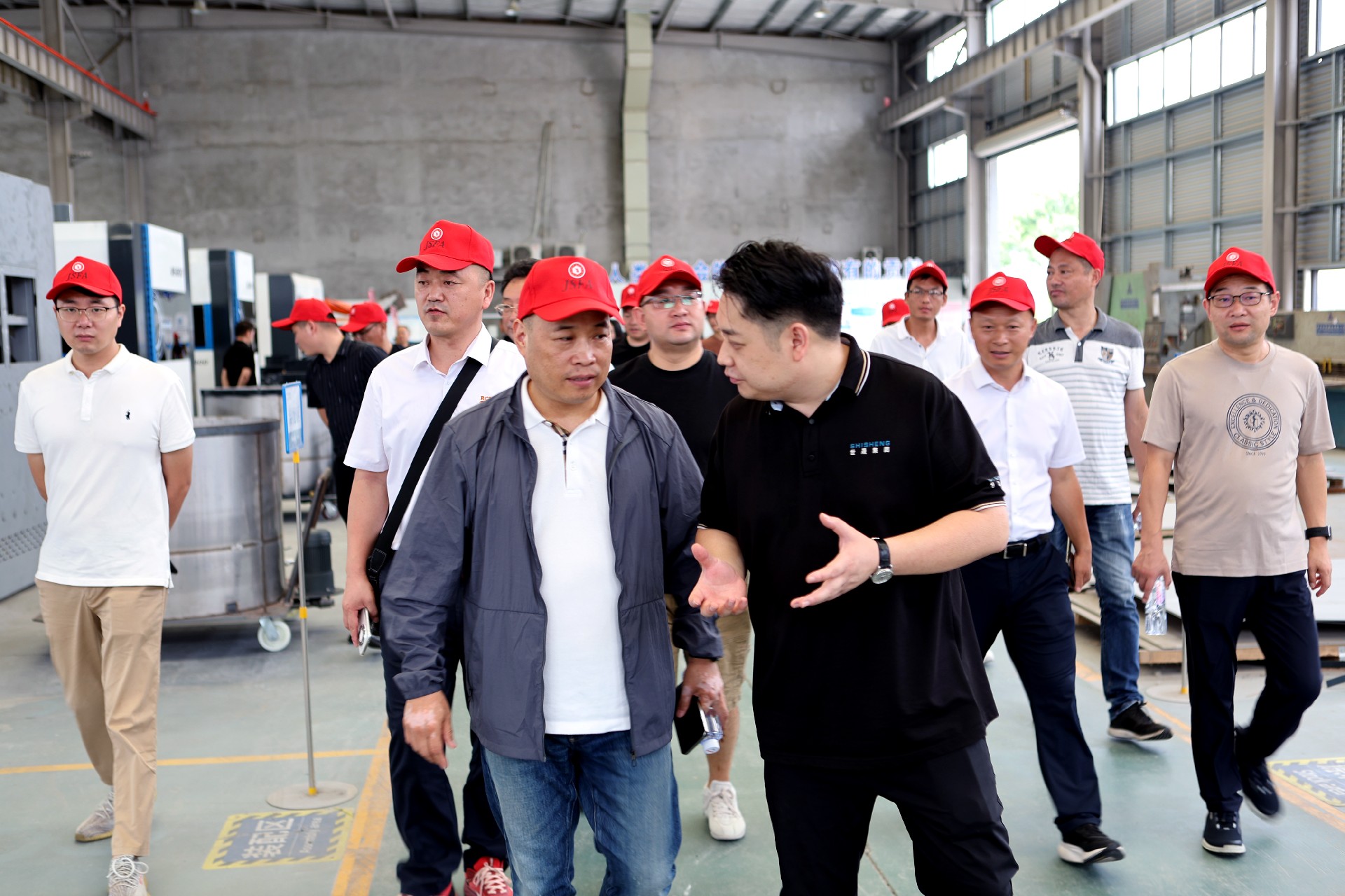 世晟集團張總陪同江蘇省緊固件協會參觀人員參觀